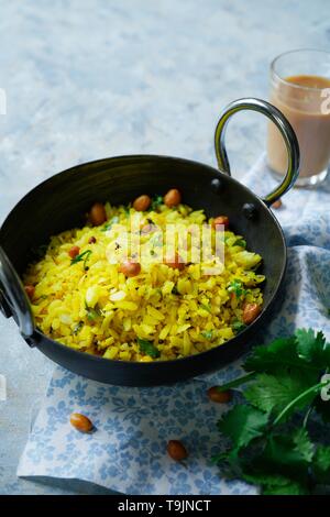 Il tamarindo Poha / Puli Aval- sud indiane colazione con appiattita fiocchi di riso, il fuoco selettivo Foto Stock