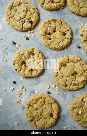 In casa senza glutine di farina di avena biscotti con scaglie di cioccolato,fuoco selettivo Foto Stock