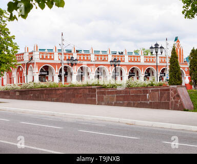 Di Kaluga, Russia - 11 Maggio 2019: Gostiny Dvor nella vecchia Piazza Storg con righe di trading con negozi è un simbolo del commerciante di Kaluga. Foto Stock