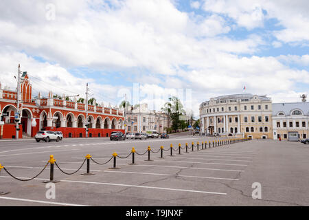 Di Kaluga, Russia - 11 Maggio 2019: Gostiny Dvor nella vecchia Piazza Storg con righe di trading con negozi è un simbolo del commerciante di Kaluga. Foto Stock