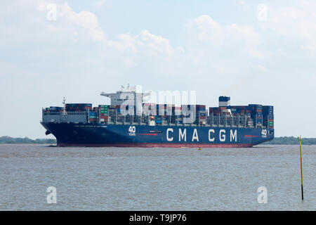 Stade, Germania - 18 Maggio 2019: la nave portacontainer CMA CGM Antoine de Saint Exupery sul fiume Elba vicino ad Amburgo. Il prodotto di punta della CMA CGM la flotta è la Foto Stock