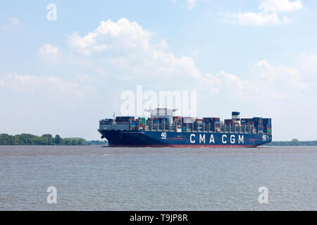 Stade, Germania - 18 Maggio 2019: la nave portacontainer CMA CGM Antoine de Saint Exupery sul fiume Elba vicino ad Amburgo. Il prodotto di punta della CMA CGM la flotta è la Foto Stock