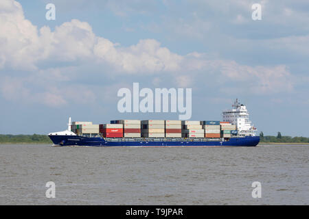 Stade, Germania - 18 Maggio 2019:nave container di Svendborg sul fiume Elba vicino ad Amburgo. Foto Stock