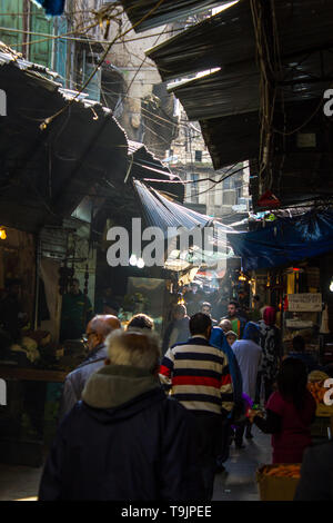 Tripoli, Libano - 15 Gennaio 2016: la gente a piedi attraverso il vicolo stretto di un coperto souk di Tripoli, Libano Foto Stock