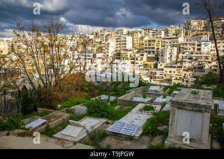 Tripoli, Libano - 15 Gennaio 2016: Cimitero e vista dall'alto sulla zona residenziale a Tripoli in Libano Foto Stock