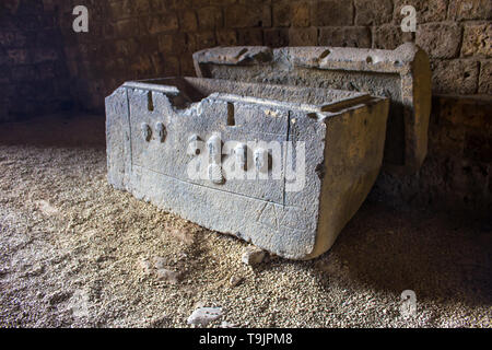 Tripoli, Libano - 15 Gennaio 2016: la tomba vuota di antico sarcofago fenicio. A Tripoli in Libano Foto Stock