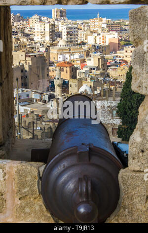 Tripoli, Libano - 15 Gennaio 2016: il cannone nella finestra della cittadella di Tripoli, Libano Foto Stock