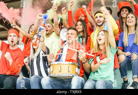 Sostenitore di football fan internazionali di guardare la partita di calcio - giovane gruppo di entusiasti amici divertendosi esultando al mondo di gioco a Stadium Foto Stock