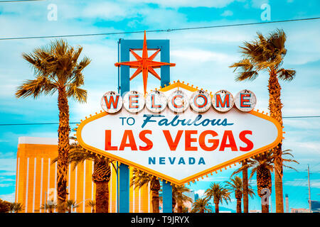 Visualizzazione classica di Benvenuto nella favolosa Las Vegas segno all'estremità sud della famosa Strip di Las Vegas su di una bella giornata di sole con cielo blu e nuvole