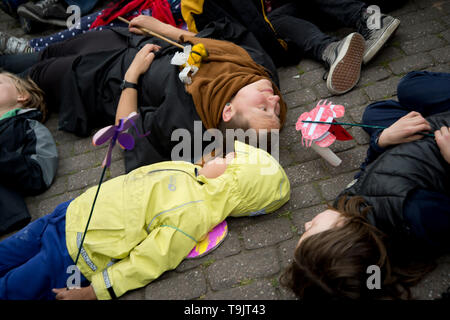 Il 17 maggio 2019. Hackney. La ribellione da famiglie locali contro il consiglio di uso della sostanza chimica tossica glifosato sui campi da gioco, Parchi e strade ; die-in. Foto Stock