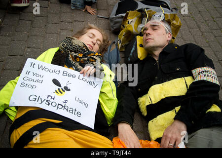 Il 17 maggio 2019. Hackney. La ribellione da famiglie locali contro il consiglio di uso della sostanza chimica tossica glifosato sui campi da gioco, Parchi e strade ; die-in. Foto Stock