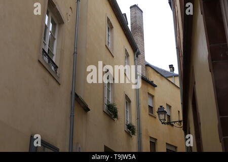 Alcune file di case nelle strette strade di Lussemburgo Foto Stock