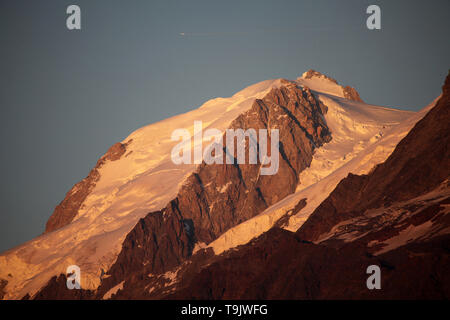 Coucher de soleil sur le massif Mont-Blanc et le glacier de Bionnassay. Alpes françaises. Alta Savoia. La Francia. Foto Stock