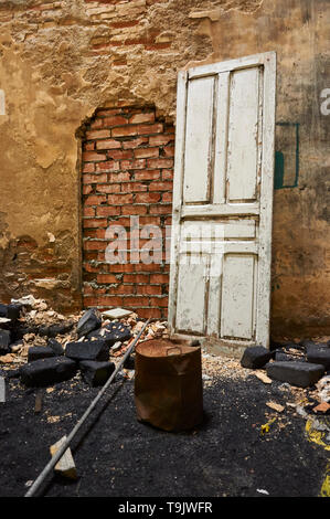 Interno del trascurato strutture con porta di legno e mattonelle di carbone a Canfranc stazione ferroviaria internazionale (a Canfranc,Pirenei,Huesca, Aragon,Spagna) Foto Stock