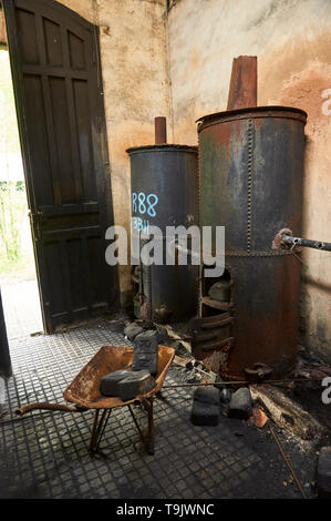 Interno del trascurato strutture con metallo arrugginito caldaie e mattonelle di carbone a Canfranc stazione ferroviaria internazionale (Pirenei,Huesca,Aragon,Spagna) Foto Stock