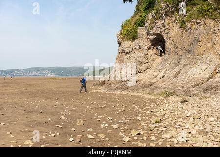 Paio di esplorare la grotta presso la caletta ben in Silverdale, Lancashire.uk Foto Stock