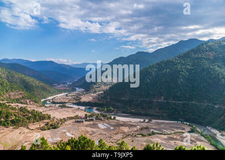 Valle in Bhutan vicino a Punakha con campi di riso e case tipiche in inverno Foto Stock