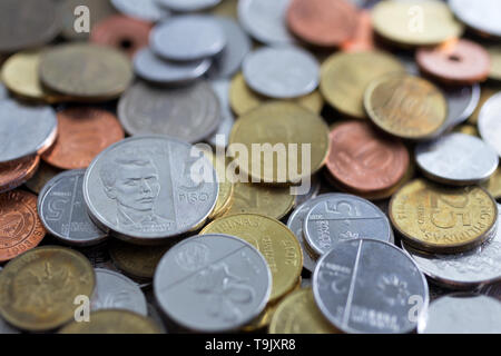 Un mucchio di nuovi e vecchi Philippine peso delle monete in euro Foto Stock