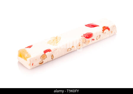 Pezzo di torrone bianco con candide frutta isolato bianco Foto Stock