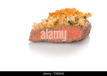 Carne di agnello mezzo raro arrosto con crosta di pane bianco isolato Foto Stock