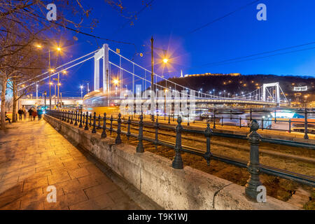 Il lungomare si estende lungo la linea del tram e il Danubio tra il Ponte Elisabetta e il Ponte della Catena di Pest. Foto Stock