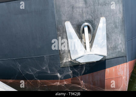 Slip ring ancora sul lato di una barca Foto Stock