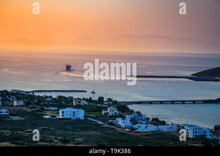 Vista panoramica del porto di Citera in Diakofti village al tramonto. Diakofti è situato vicino alla famosa nave relitto "Nordland', Diakofti Citera. Foto Stock