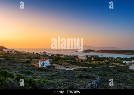 Vista panoramica del porto di Citera in Diakofti village al tramonto. Diakofti è situato vicino alla famosa nave relitto "Nordland', Diakofti Citera. Foto Stock