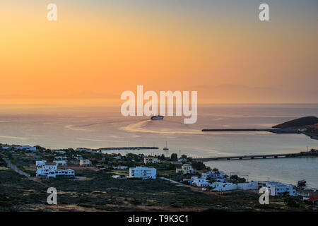 Vista panoramica del porto di Citera in Diakofti village al tramonto. Diakofti è situato vicino alla famosa nave relitto "Nordland', Diakofti Citera. Foto Stock