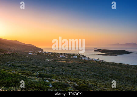 Vista panoramica del porto di Citera in Diakofti village al tramonto. Diakofti è situato vicino alla famosa nave relitto "Nordland', Diakofti Citera. Foto Stock