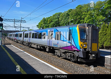 TransPennine Express 350/4 classe 'Desiro' più unità treno passeggeri No.350409 avvicinamento stazione Oxenholme, Cumbria, Inghilterra, Regno Unito. Foto Stock