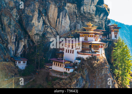 La maggior parte luogo sacro in Bhutan si trova sul 3.000-piede alta rupe di Paro valley, Bhutan. Foto Stock