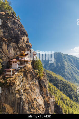 La maggior parte luogo sacro in Bhutan si trova sul 3.000-piede alta rupe di Paro valley, Bhutan. Foto Stock