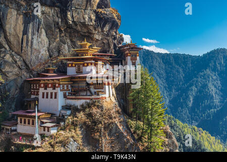 La maggior parte luogo sacro in Bhutan si trova sul 3.000-piede alta rupe di Paro valley, Bhutan. Foto Stock