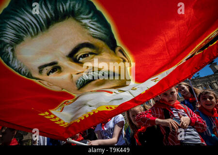 Un pioniere detiene un banner rosso con un ritratto di Joseph Stalin sulla Piazza Rossa di Mosca durante la riunione di pionieri, Russia, 19 maggio 2019 Foto Stock