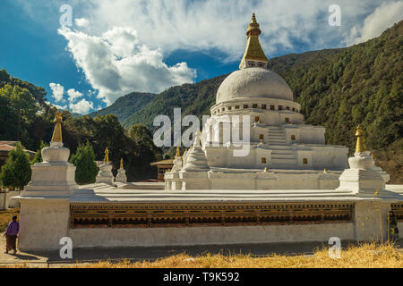 Chorten Kora è un importante stupa accanto al Kulong Chhu River in Trashiyangtse. Foto Stock