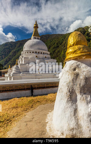 Chorten Kora è un importante stupa accanto al Kulong Chhu River in Trashiyangtse. Foto Stock