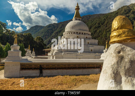 Chorten Kora è un importante stupa accanto al Kulong Chhu River in Trashiyangtse. Foto Stock