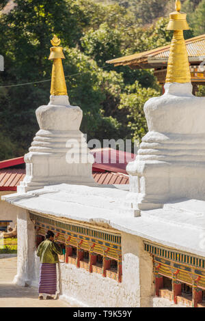 Chorten Kora è un importante stupa accanto al Kulong Chhu River in Trashiyangtse. Foto Stock