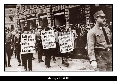 Gli anni '1930 boicottano negozi di proprietà ebraica immagine di propaganda nazista razzista anti-ebrea degli anni '1930 tre uomini d'affari ebrei sono sfilati lungo Bruehl Strasse da camicie marroni naziste in uniforme nel centro di Lipsia, con cartelli che recitano: "Non comprare dagli ebrei; fai acquisti nei negozi tedeschi!" Lipsia, Germania nazista Foto Stock