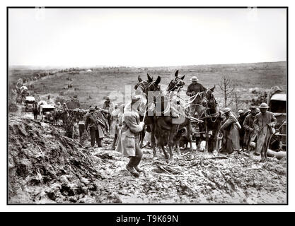 Archivio WW1 durante la Battaglia di Saint-Mihiel immagine di un americano di colonna di alimentazione alle prese su un saturo di acqua strada fangosa vicino a Beaumont durante il San Mihiel offensivo sett 1918 la Prima Guerra Mondiale. La battaglia di Saint-Mihiel è stata una grande guerra mondiale io battaglia combattuta da 12-15 settembre 1918, coinvolgendo la American Expeditionary Forces sotto generale Pershing contro posizioni tedesco Foto Stock