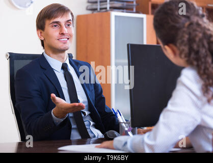 Imprenditori insegnamento nuovo dipendente in pratica in azienda Foto Stock