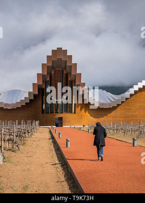 La voce della donna verso l'ingresso principale della cantina Ysios in Laguardia, Paesi Baschi Foto Stock