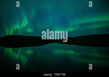 Aurora su colline di cipressi Foto Stock