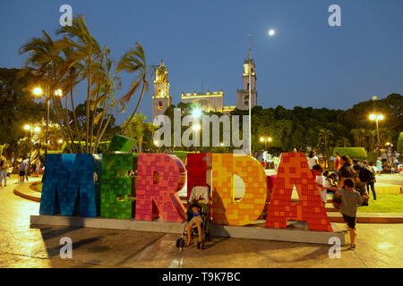 Merida Messico - la città di Merida segno di notte, la Plaza Grande, Merida, la capitale dello Yucatan, Messico America Latina Foto Stock