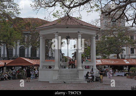 Gabbie di souvenir e il pavilion sulla Plaza de la Independencia, Casco Viejo, quartiere storico della città di Panama Foto Stock