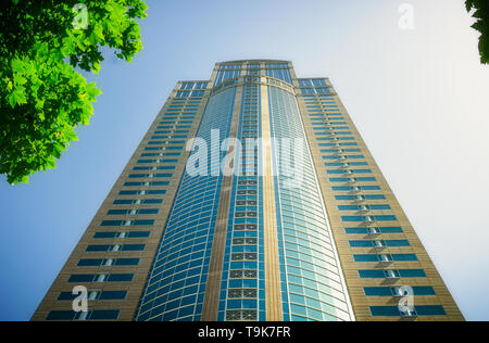 Cerca fino al 1201 la terza Avenue Tower o grattacielo, originariamente la Washington Mutual Tower si trova nel centro di Seattle, WA, Stati Uniti d'America. Foto Stock