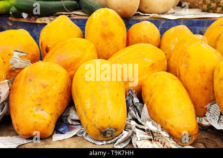 Papaie o pawpaws per la vendita su un mercato in stallo in Messico, America Latina Foto Stock