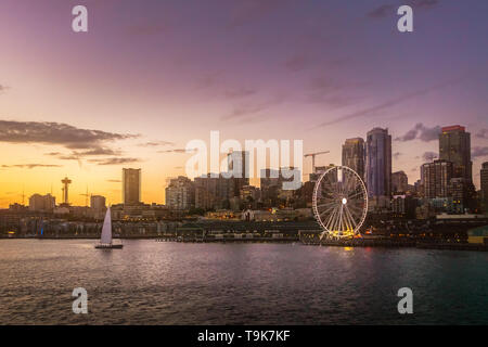 Bella Seattle Waterfront skyline da Elliott Bay al crepuscolo. Trasognata cityscape o scenario. Stato di Washington, USA. Foto Stock