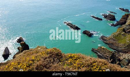 Vista dalla scogliera a sud di pila faro, Holyhead nel Galles. Foto Stock